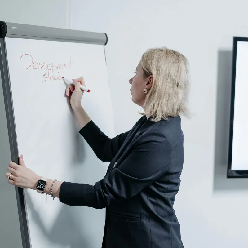 Betriebswirtschaftliche Beratung - Frau an Whiteboard