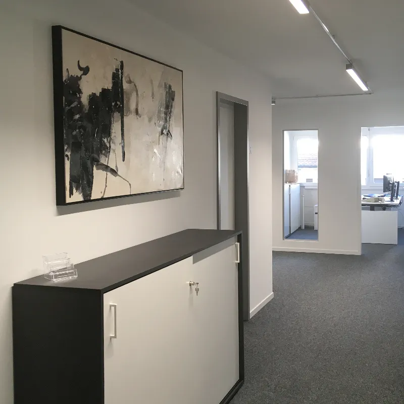 Flurbereich mit Kommode und Kunst