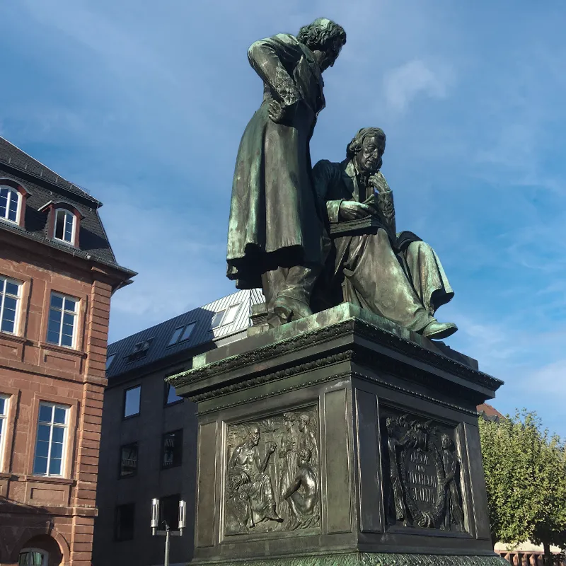 Statue der Gebrüder Grimm unweit unserer Zentrale